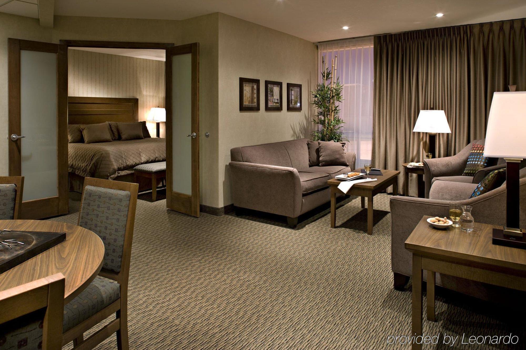 Carriage House Hotel And Conference Centre Calgary Room photo